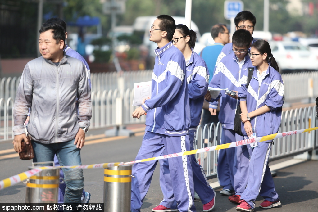 高考第一天 實拍北京考點外準備考試的學生