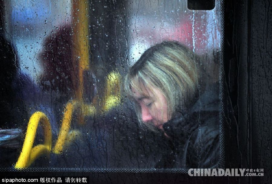 英國倫敦雨天狂風大作 民眾出行雨傘被吹翻