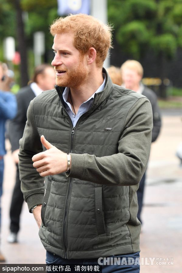 哈里王子到訪悉尼奧森公園 與游泳運動員親切握手