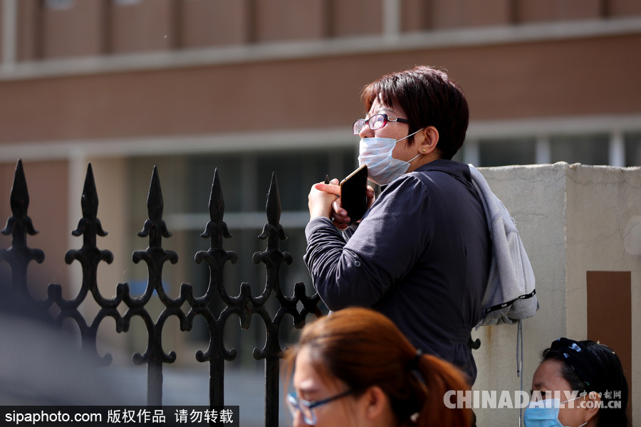 可憐天下父母心 沈陽(yáng)考場(chǎng)外家長(zhǎng)頂烈日踩廢棄電線桿翹首以盼