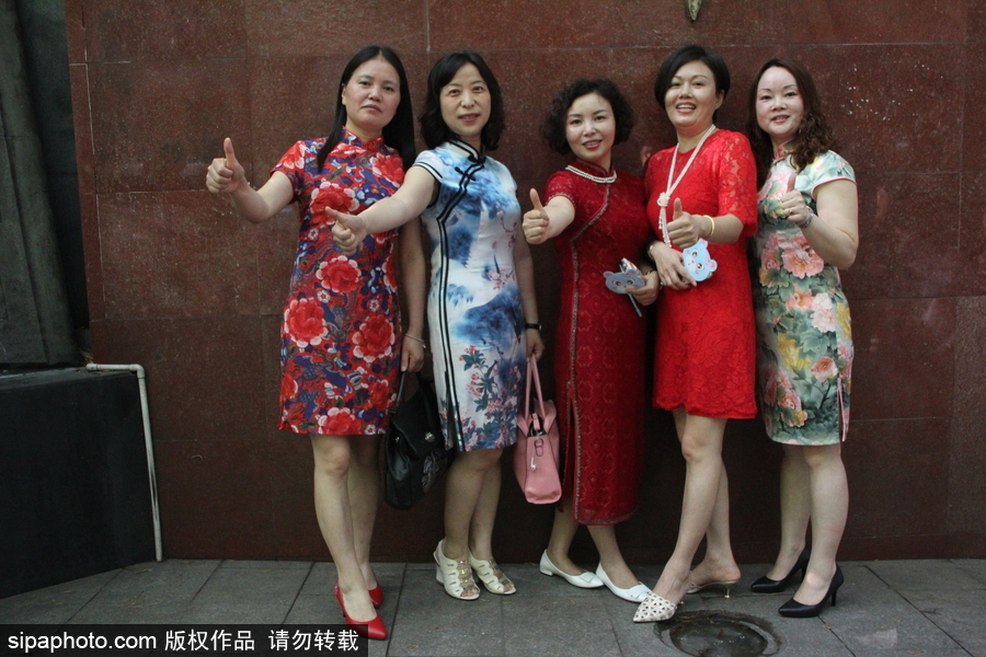 重慶家長穿旗袍助陣高考 寓意“旗開得勝”