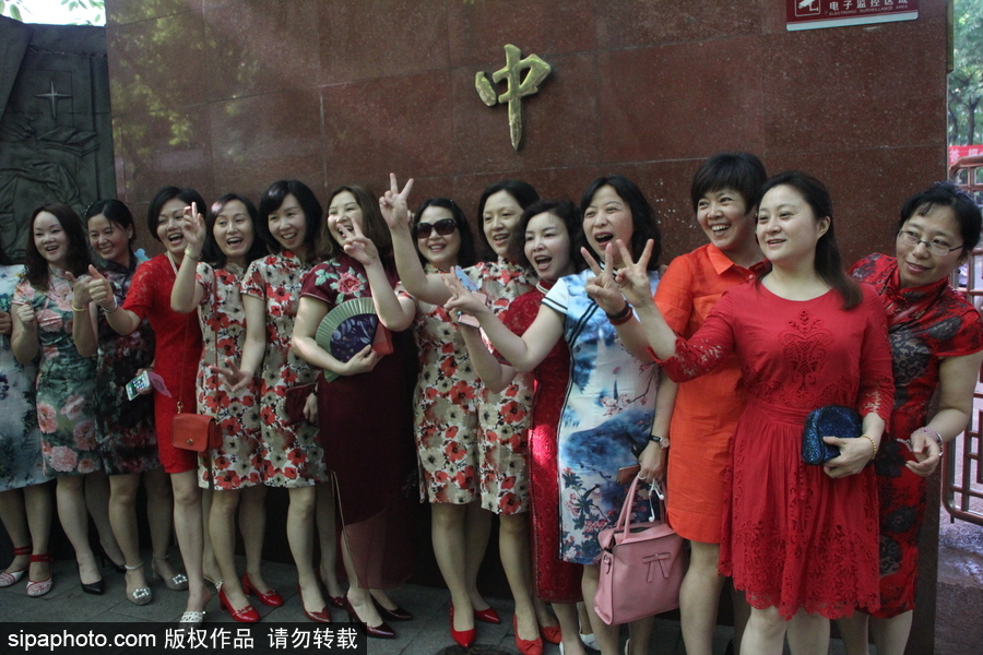 重慶家長穿旗袍助陣高考 寓意“旗開得勝”