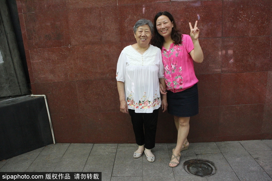 重慶家長穿旗袍助陣高考 寓意“旗開得勝”