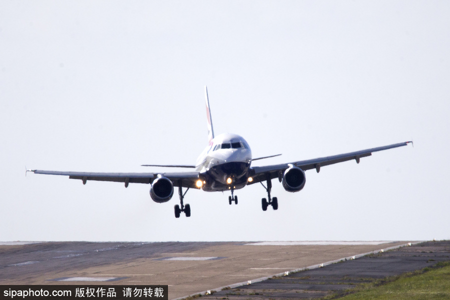 英國利茲遭遇大風(fēng) 飛機(jī)在狂風(fēng)中“左搖右擺”艱難降落