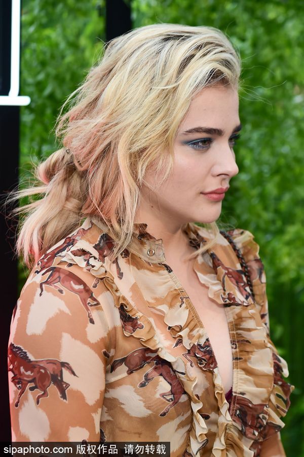 “超殺女”科洛·莫瑞茲甜美亮相時(shí)尚活動(dòng) 瘦身初見(jiàn)成效