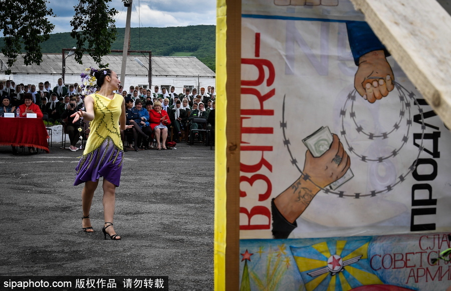 不輸超模！俄羅斯女子監(jiān)獄舉行時裝秀
