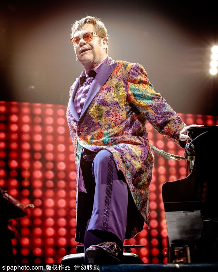 英國流行音樂藝術(shù)家艾爾頓·約翰演唱會(huì) 腳踩音響霸氣十足寶刀不老