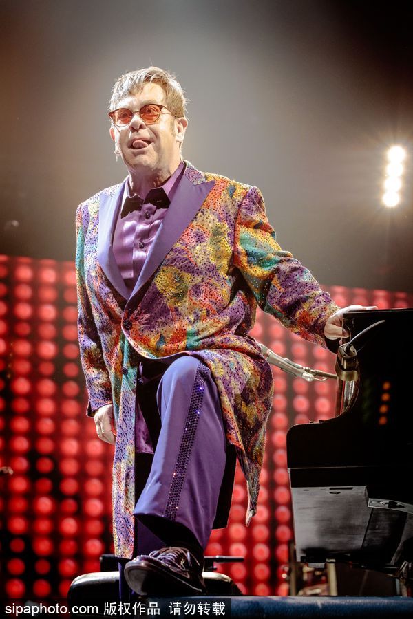 英國(guó)流行音樂藝術(shù)家艾爾頓·約翰演唱會(huì) 腳踩音響霸氣十足寶刀不老