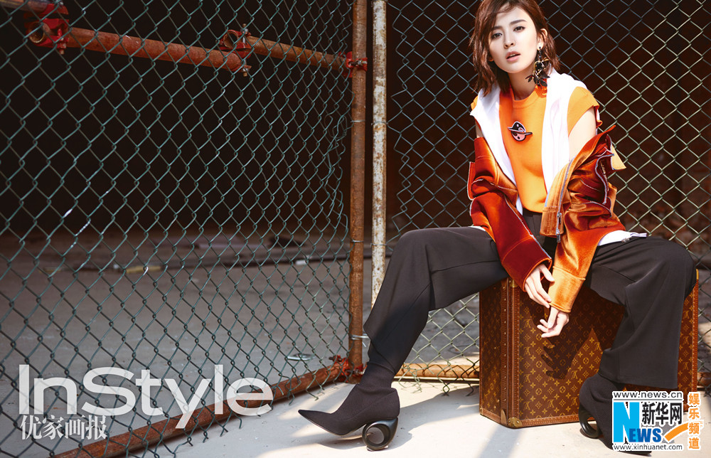 娜扎登封面盡顯自信魅力 演繹復古街頭時尚