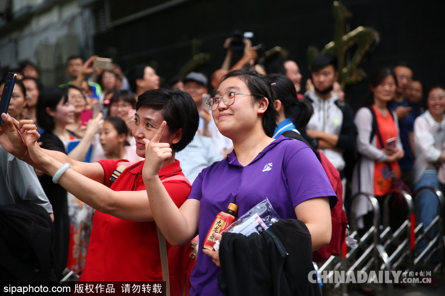 2017高考結束 北京四中考生輕松出考場笑容滿面