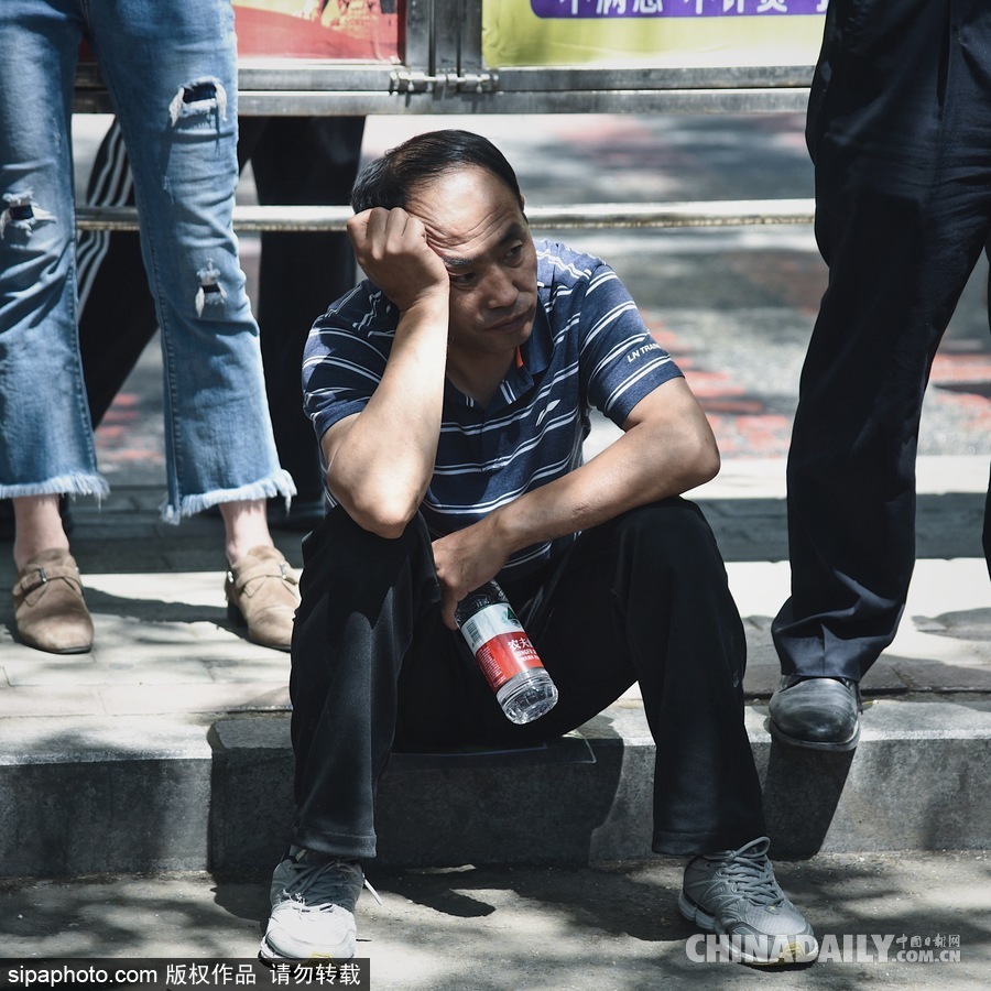 內蒙古呼和浩特：等待與期盼 高考考場外表情萬象