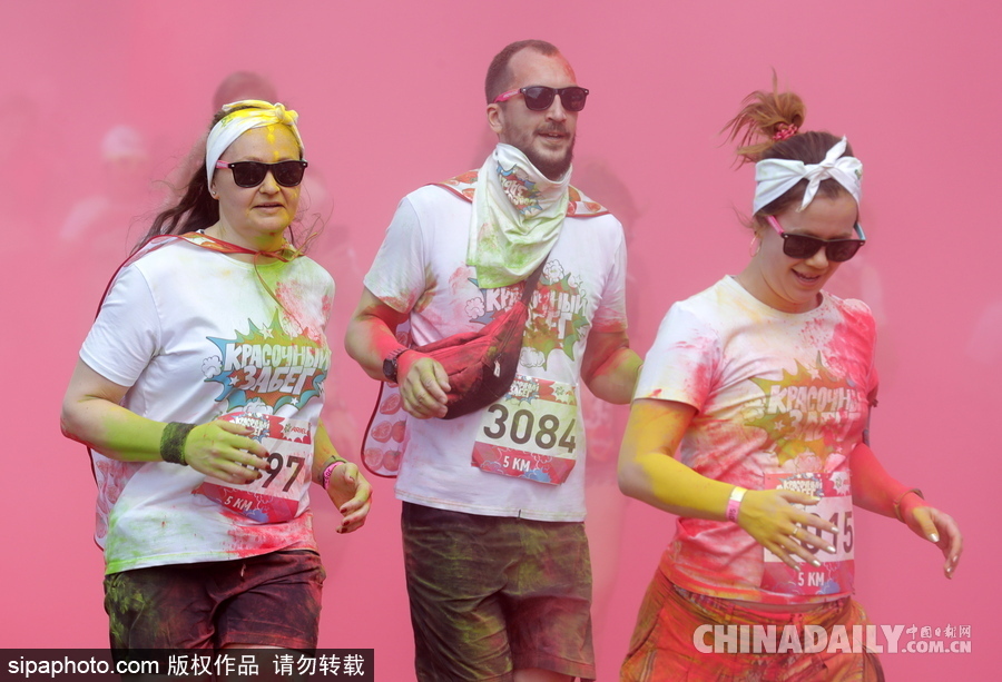 莫斯科彩色跑活力開跑 眾選手置身紅色海洋放飛自我