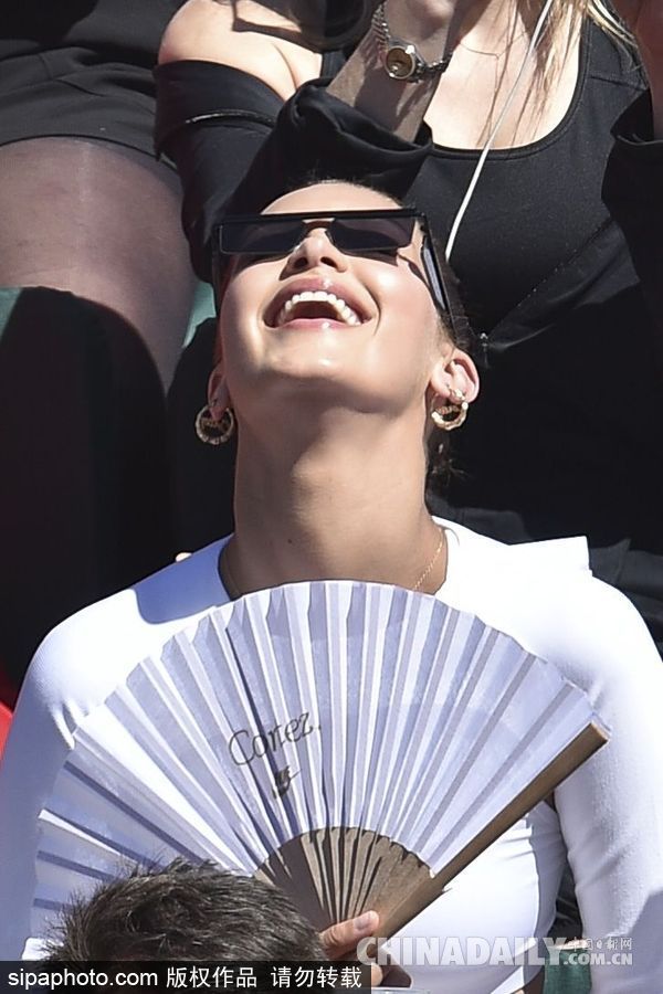 “面癱臉”超模貝拉·哈迪德也有放飛自我的時候！就是開心