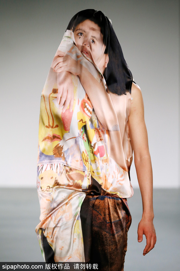 2018倫敦男裝周春夏 詭異人臉頭紗設計略顯驚悚