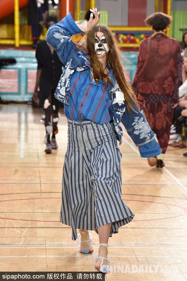 喝完的飲料瓶不要扔 可以踩在腳下當鞋穿！