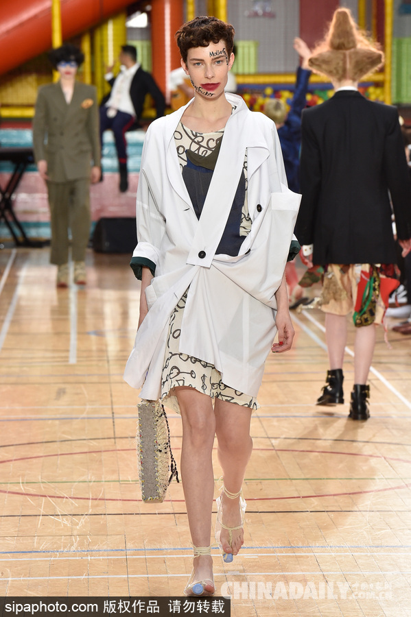 喝完的飲料瓶不要扔 可以踩在腳下當(dāng)鞋穿！