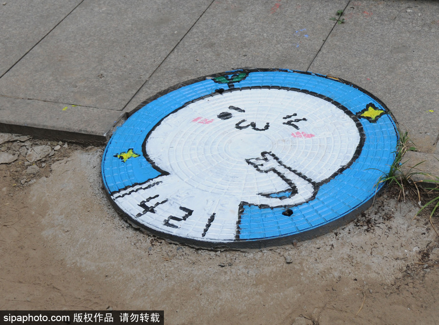 北京：又是一年畢業季 畢業生動漫井蓋彩繪告別校園