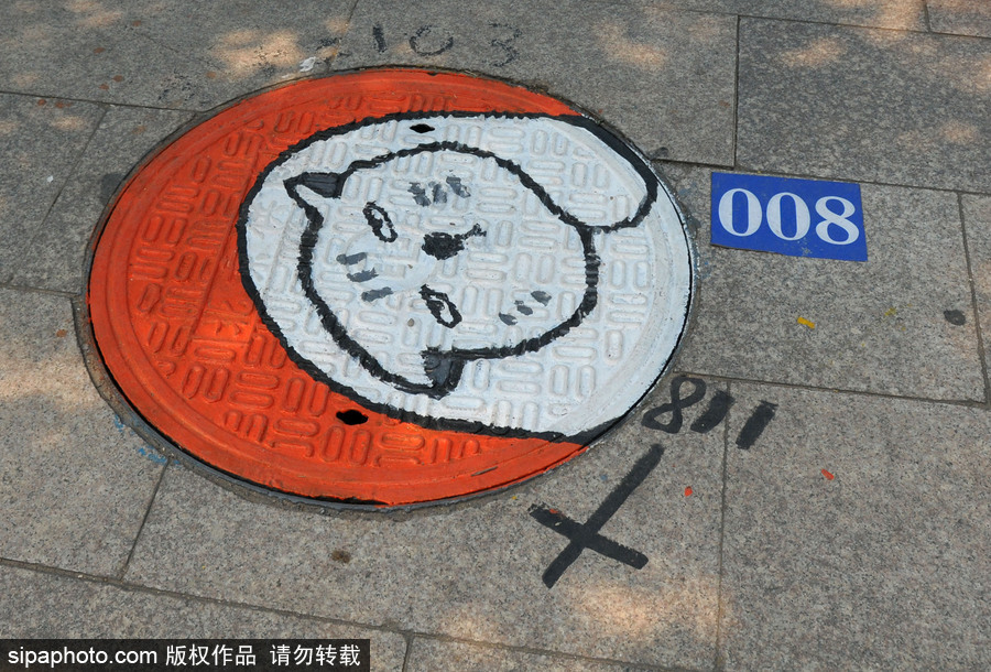 北京：又是一年畢業季 畢業生動漫井蓋彩繪告別校園