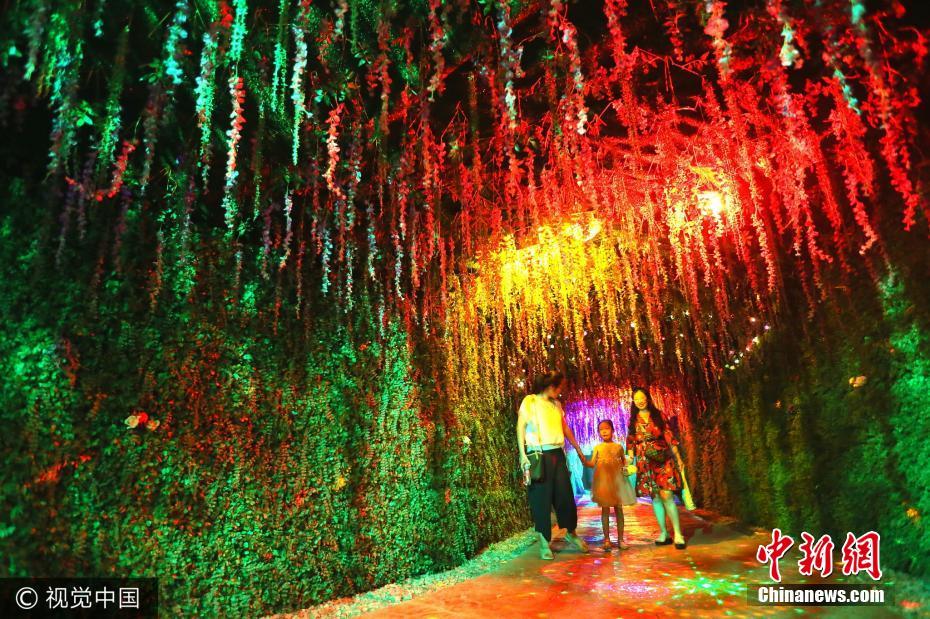 青島999米地下長廊引游客享清涼 景觀醉人