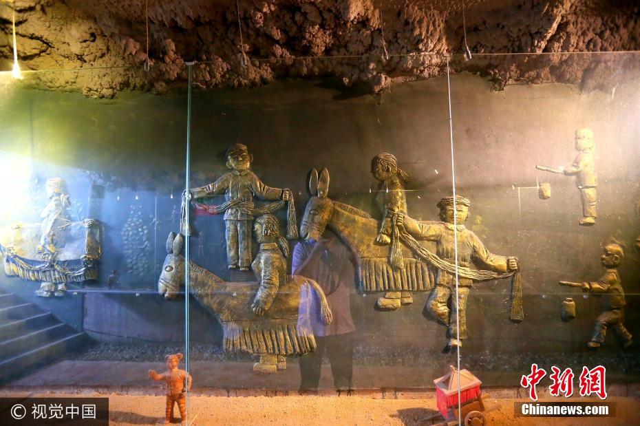 青島999米地下長廊引游客享清涼 景觀醉人