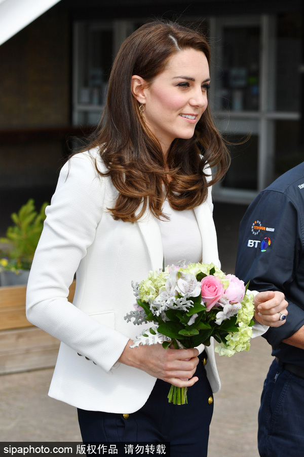 英國(guó)凱特王妃出席活動(dòng)著裝簡(jiǎn)約干練
