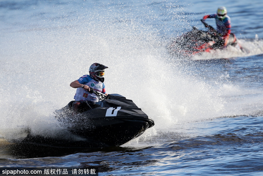 驚險刺激！俄羅斯水上摩托艇錦標(biāo)賽 眾高手上演水面版速度與激情