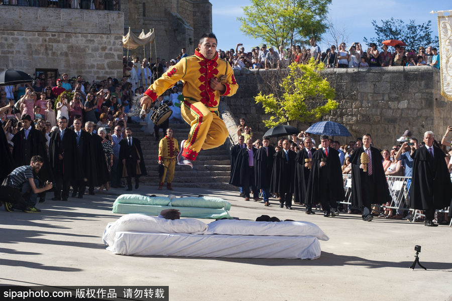 最另類的洗禮 西班牙奇葩節(jié)日之跳嬰節(jié)