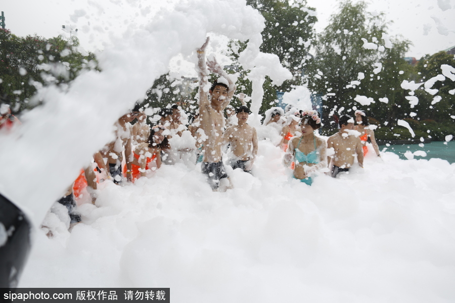 畢業就結婚！杭州情侶畢業生舉行泡沫集體婚禮