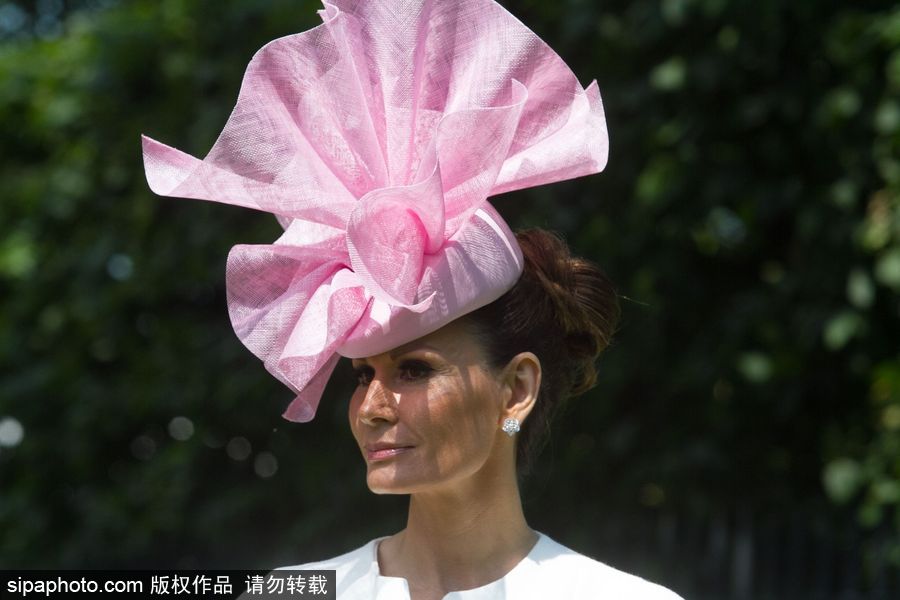 英國皇家阿斯科特賽馬會開幕 美女云集“貌美如花”