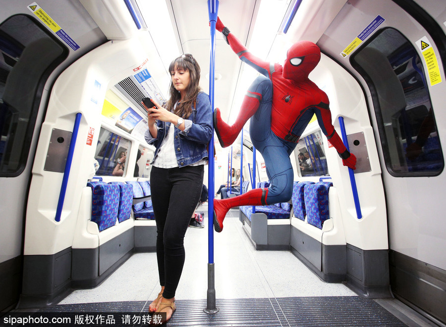 超酷！蜘蛛俠穿梭倫敦街頭小巷仿佛置身電影中