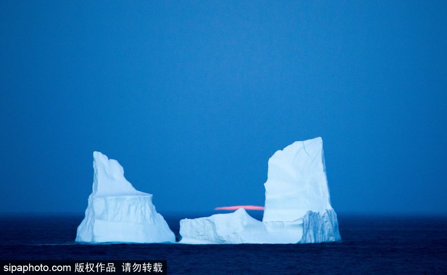 浪漫窒息美景 攝影師抓拍月亮從冰山升起瞬間