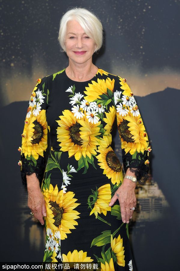 海倫·米倫穿太陽(yáng)花圖案連身裙優(yōu)雅有風(fēng)范