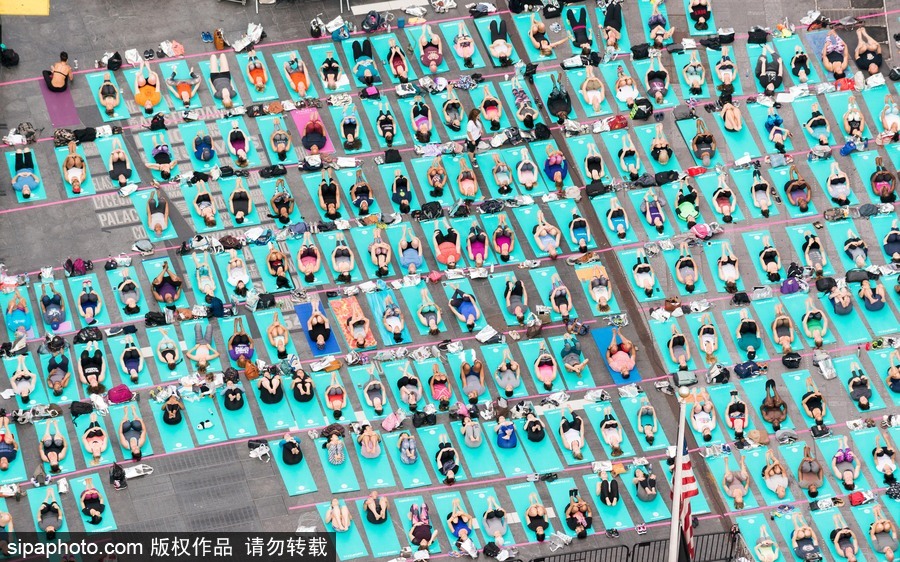 數(shù)千人紐約時(shí)代廣場(chǎng)做瑜伽 迎接夏天來臨