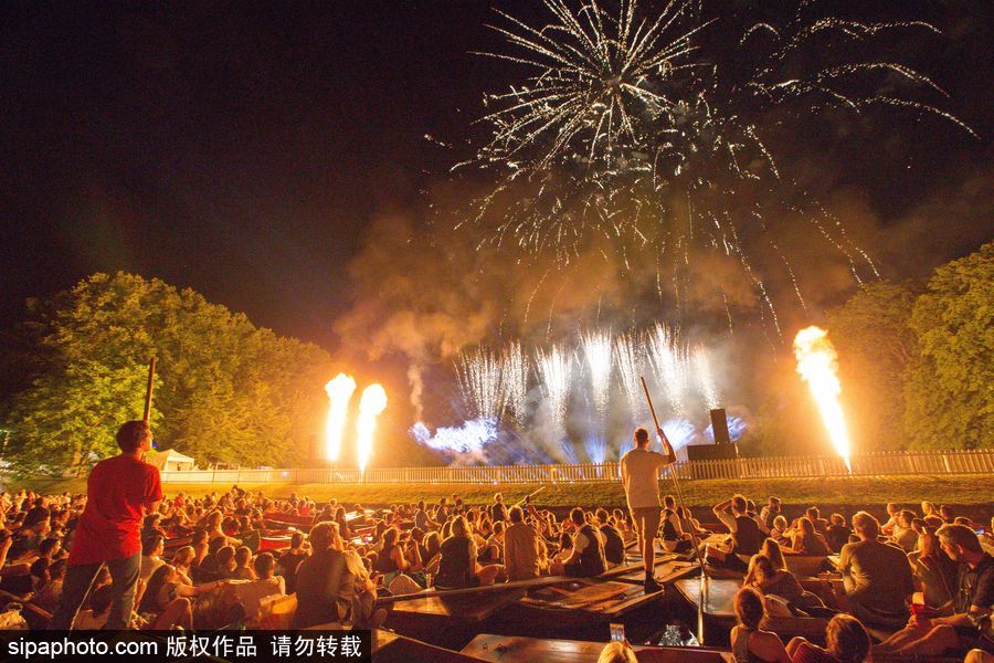 劍橋大學(xué)五月舞會(huì)煙火盛宴 璀璨奪目點(diǎn)亮夜空