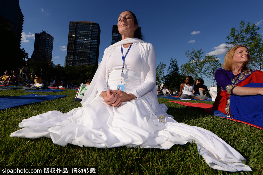 聯合國總部慶祝“國際瑜伽日” 聚集千名愛好者參加瑜伽課程