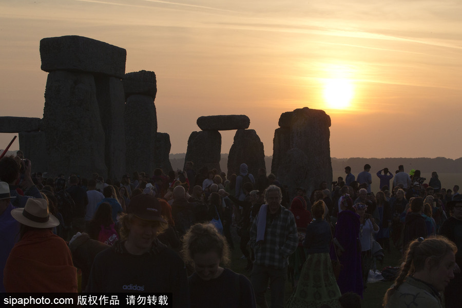 英國民眾聚集史前巨石陣 慶祝夏至日到來