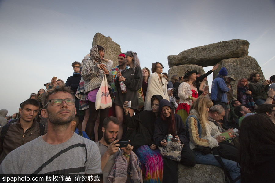 英國民眾聚集史前巨石陣 慶祝夏至日到來