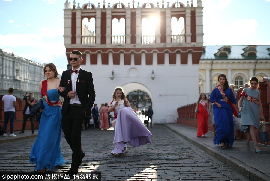 俄羅斯舉行高校畢業舞會 學生盛裝出席不輸模特