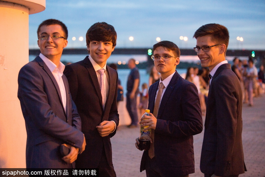 俄羅斯舉行高校畢業舞會 學生盛裝出席不輸模特