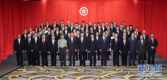 習(xí)近平會見梁振英和香港特別行政區(qū)行政、立法、司法機(jī)構(gòu)負(fù)責(zé)人