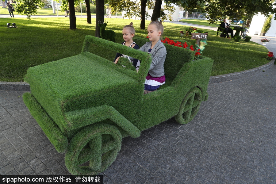 莫斯科舉辦國際花展節 精美花雕引民眾駐足