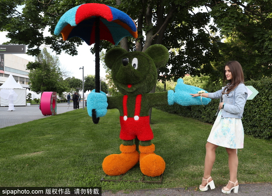 莫斯科舉辦國際花展節 精美花雕引民眾駐足