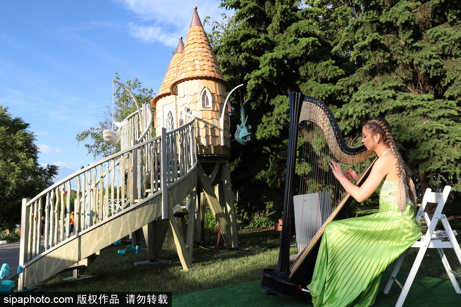 莫斯科舉辦國際花展節 精美花雕引民眾駐足