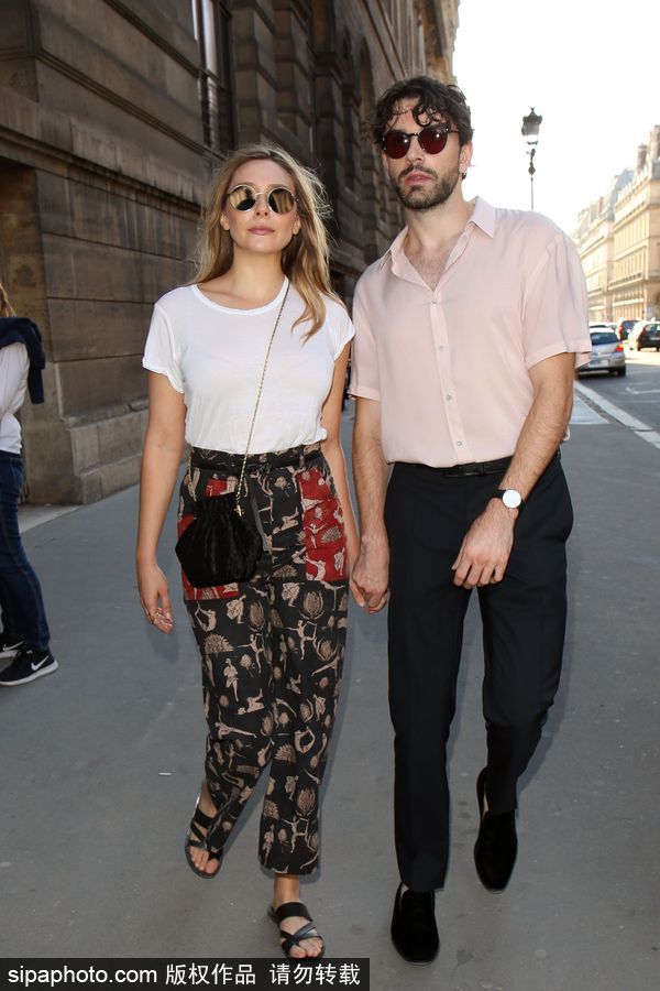 2017巴黎高定時裝周秋冬：伊麗莎白·奧爾森牽手男友甜蜜現身