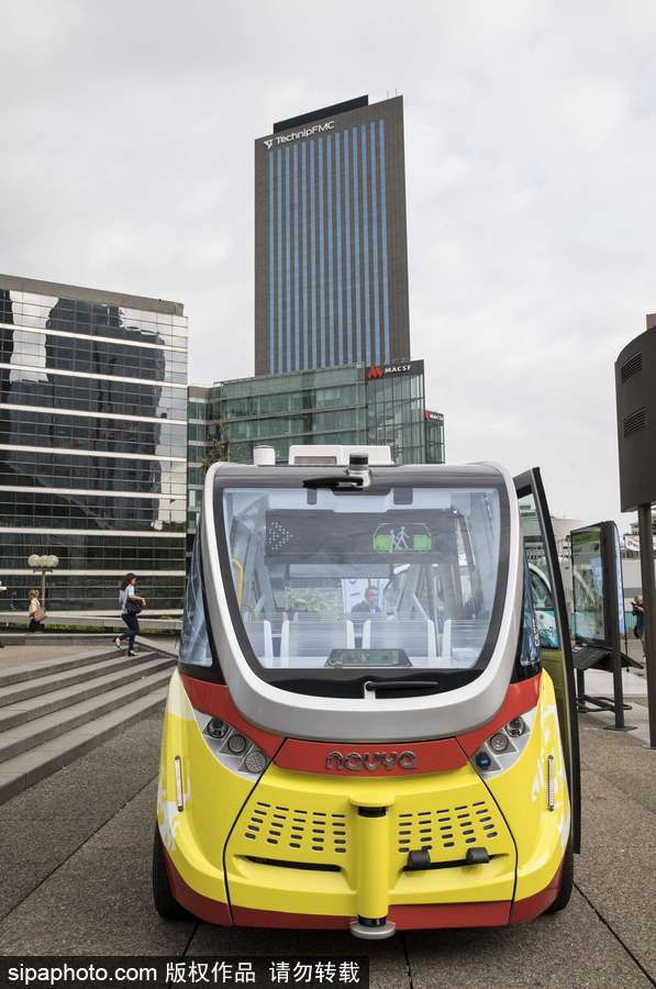 法國(guó)拉德芳斯無人駕駛小巴試運(yùn)行 時(shí)速可達(dá)45公里