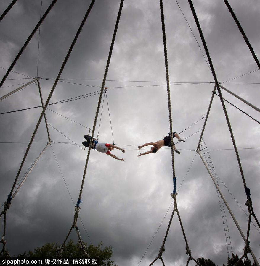 想成為空中飛人嗎？美國圣克羅伊島開設高空秋千訓練營
