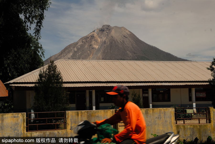 心態好！錫納朋火山熔巖量持續增加 居民淡然生活