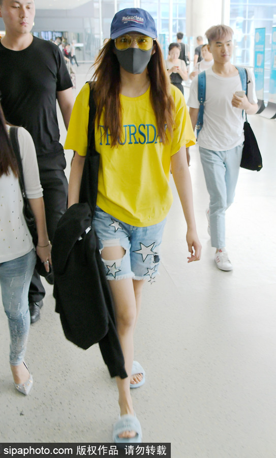 關(guān)曉彤黃T短褲踩拖鞋現(xiàn)身上海機(jī)場(chǎng) 獲眾人護(hù)駕見(jiàn)鏡頭比V賣萌