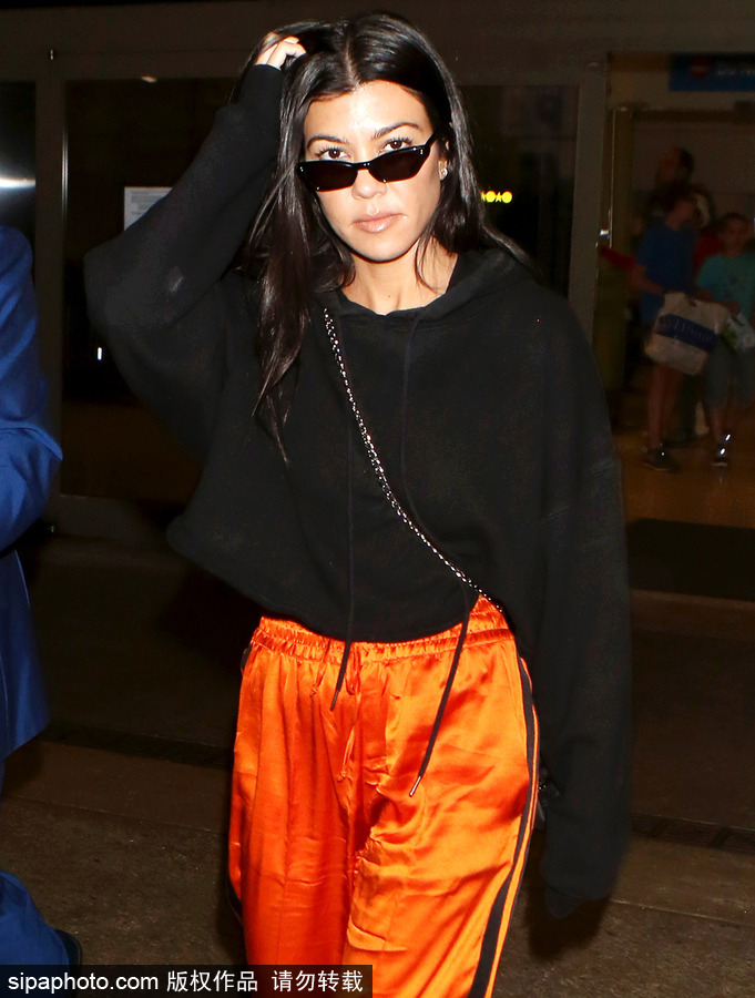 金家大姐考特妮·卡戴珊現身 橘色闊腿褲+黑色衛衣寬松有型