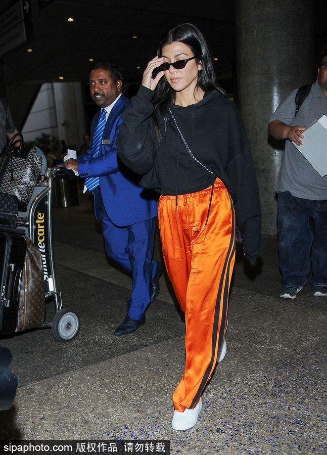 金家大姐考特妮·卡戴珊現身 橘色闊腿褲+黑色衛衣寬松有型